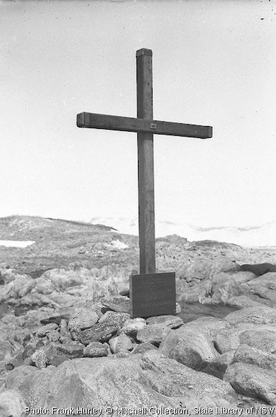 Memorial cross to Mertz and Ninnis